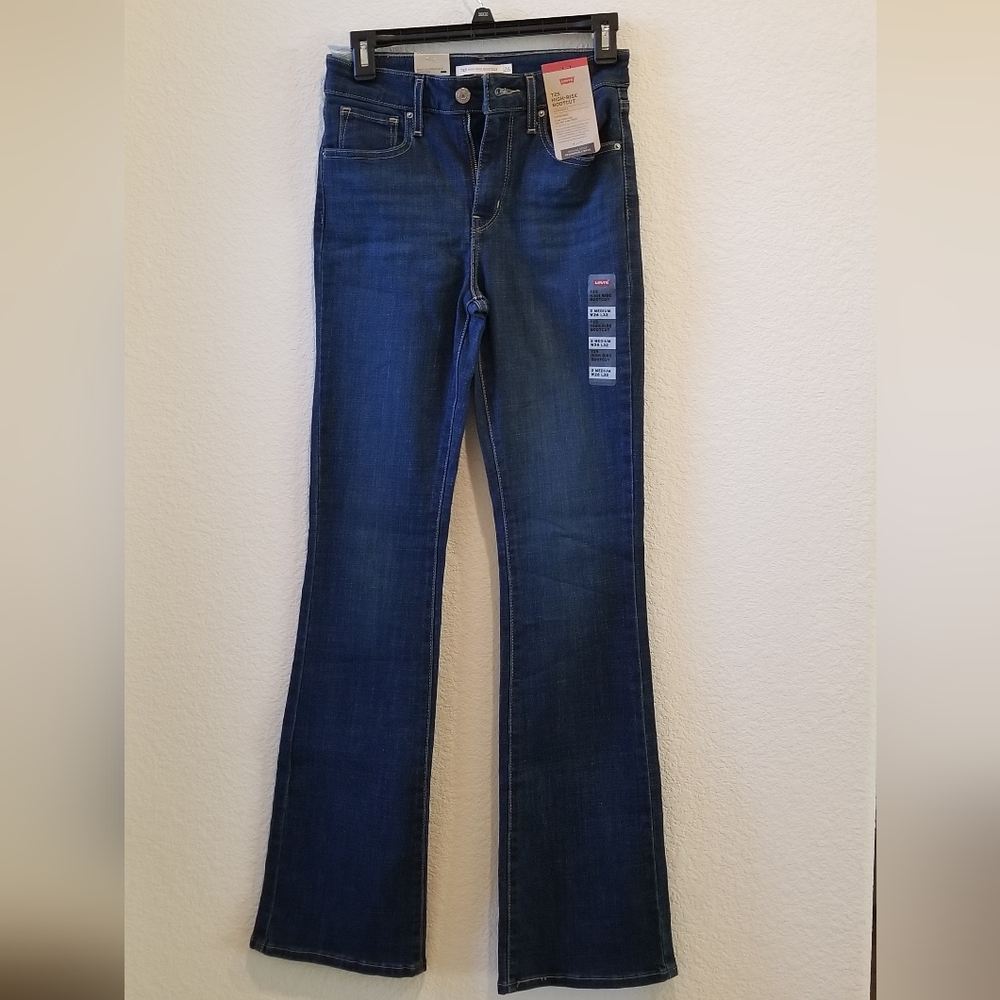 725 Levi's High Rise Boot cut Jeans